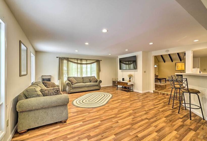 Quiet Tobyhanna Home With Hot Tub And Deck!