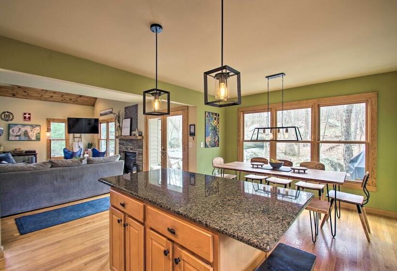 Wintergreen Resort Cabin: Near The Slopes!