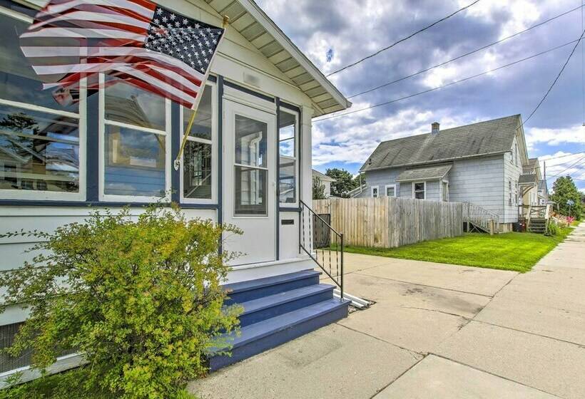 Two Rivers Home W/ Yard ~ Half Mile To Beach!