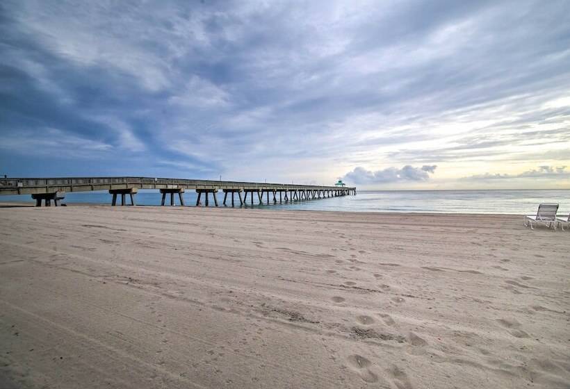 Vibrant Home W/ Outdoor Oasis ~ 1 Mi To Beach!