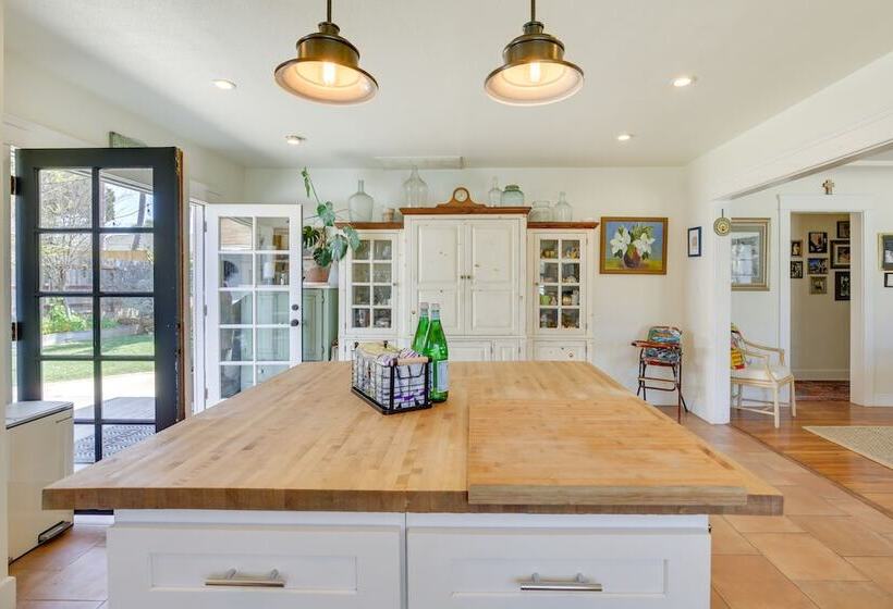 Beautiful South Oceanside Bungalow: 1 Mi To Beach!