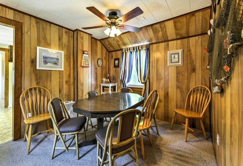 Breezy Ship Bottom House W/ Yard + Beach Access!