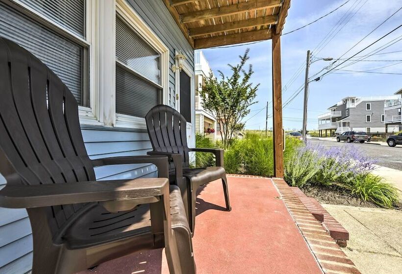 Breezy Ship Bottom House W/ Yard + Beach Access!