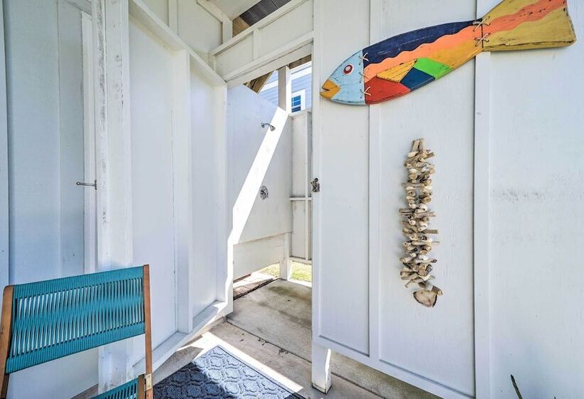 Bright Coastal Abode With Porch & Beach Access!