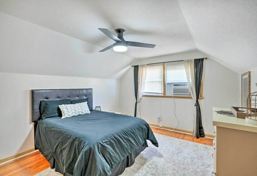 Cedar Rapids Home ~ 3 Mi To Dtwn!