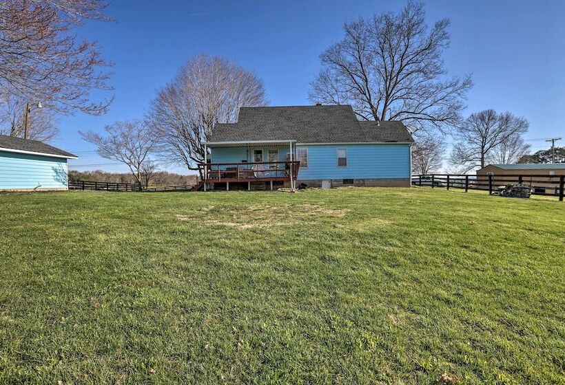 Charming East Bernstadt Retreat < 6 Acre Farm!
