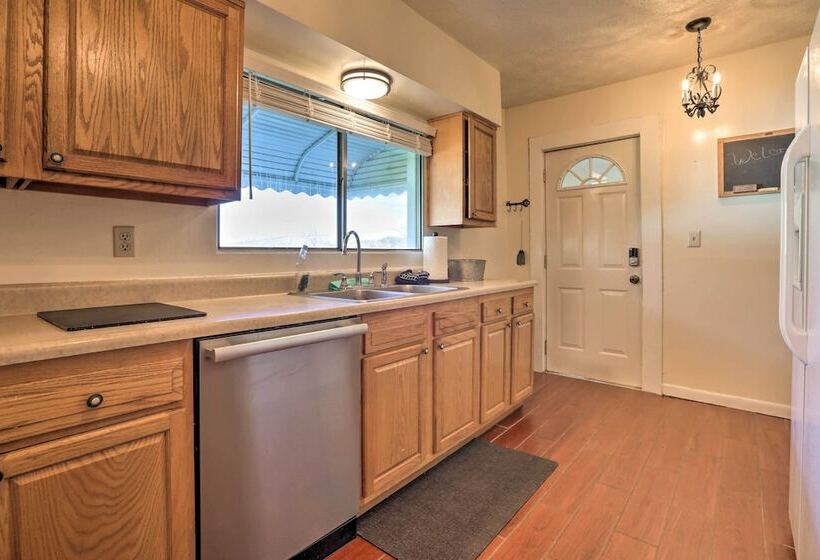 Charming East Bernstadt Retreat < 6 Acre Farm!