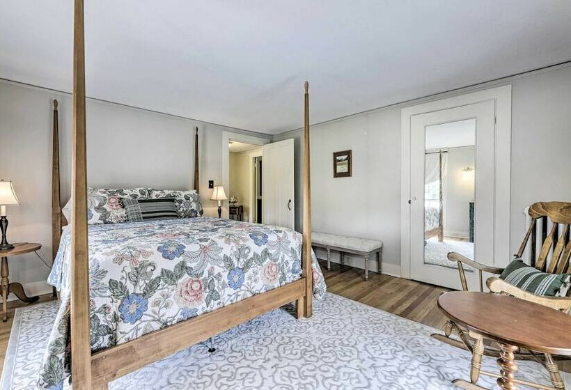 Charming Farmhouse W/ Pool & Fishing Pond!