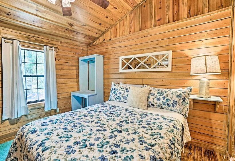 Cozy Broken Bow Cabin W/ Hot Tub & 2 Porches!