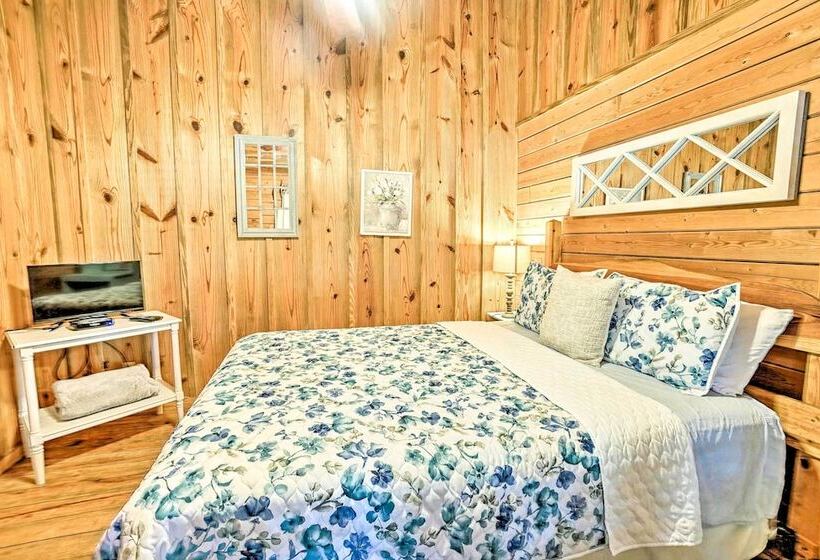 Cozy Broken Bow Cabin W/ Hot Tub & 2 Porches!