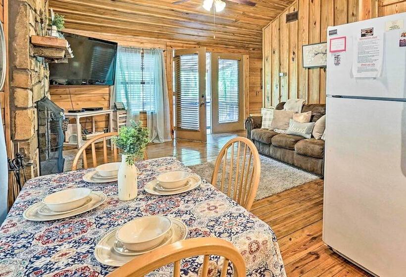 Cozy Broken Bow Cabin W/ Hot Tub & 2 Porches!