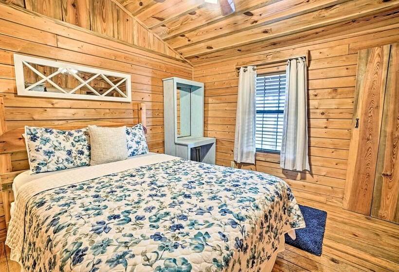 Cozy Broken Bow Cabin W/ Hot Tub & 2 Porches!