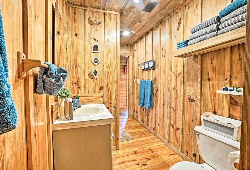 Cozy Broken Bow Cabin W/ Hot Tub & 2 Porches!