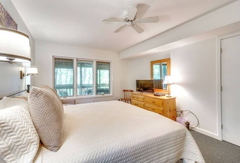 Cozy Getaway In Wintergreen Resort: Deck & Hot Tub