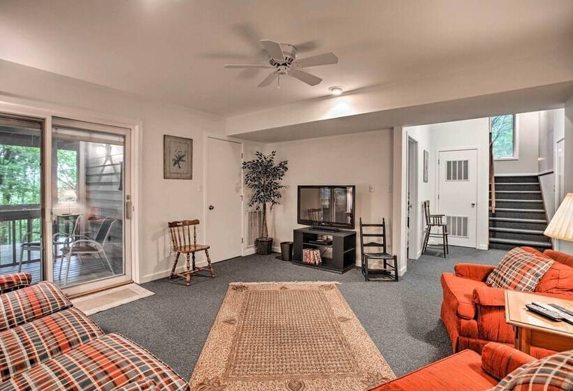 Cozy Getaway In Wintergreen Resort: Deck & Hot Tub