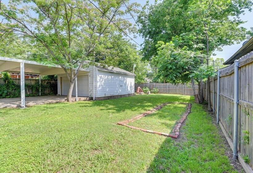 7 Mi To Dtwn Dallas: Cozy Home W/ Yard!