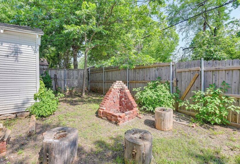 7 Mi To Dtwn Dallas: Cozy Home W/ Yard!