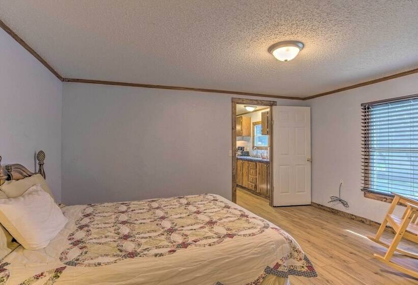 Cozy Mead Home W/ Grill & Patio: Nearby Lake!
