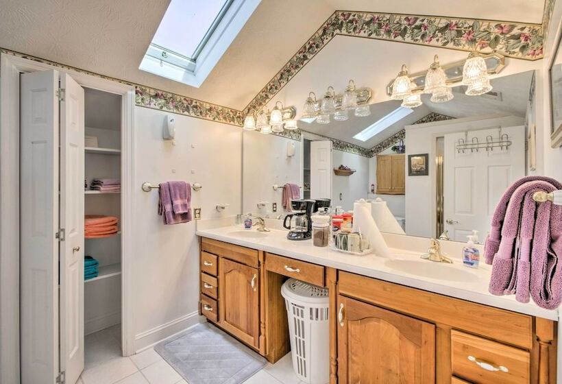 Damascus Home W/fire Pit & Views, Walk To Shops!