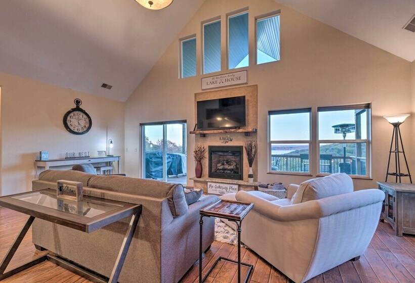 Pet Friendly Branson West Lodge W/ Hot Tub!