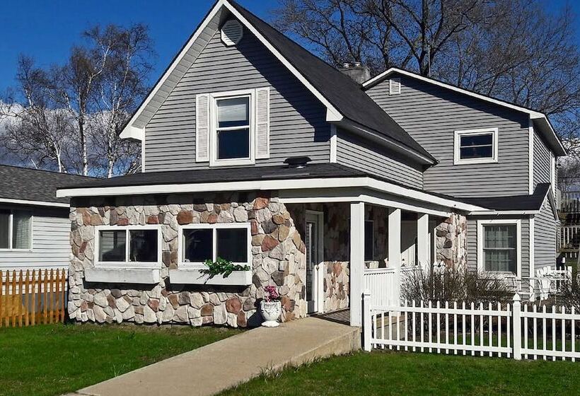 Elegant Stone Cottage: Steps To Crystal Lake Beach