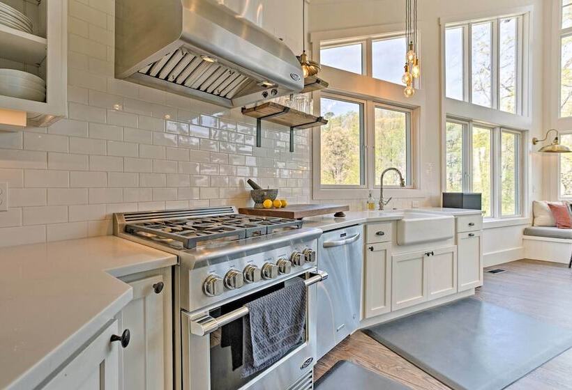 Enchanting Tryon Home W/ Hot Tub ~ 14 Mi To Tiec!