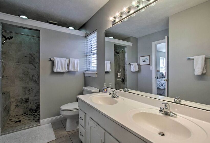 Family Friendly Home W/ Pool, Easy Walk To Beach!