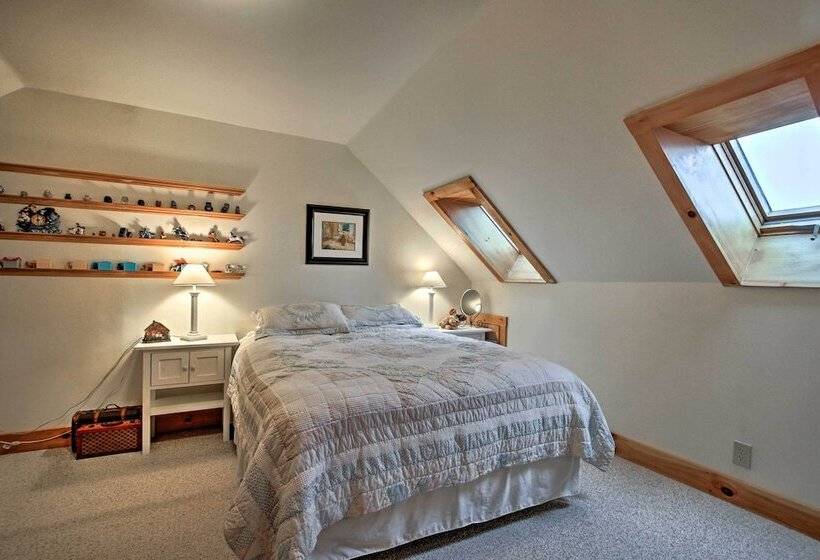 Spacious Gilford Retreat W/ Deck: 2 Mi To Skiing!