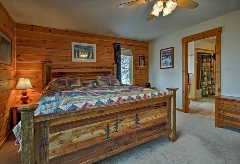 Spacious Gilford Retreat W/ Deck: 2 Mi To Skiing!