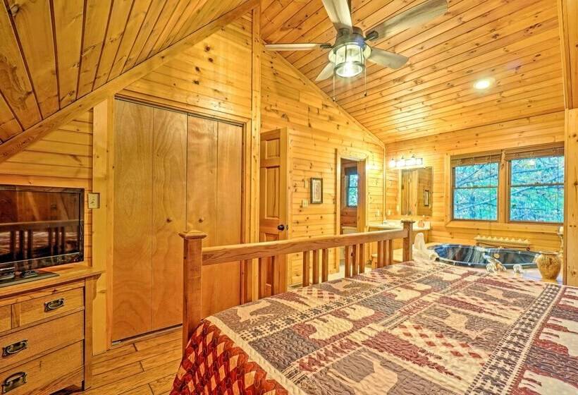 Grin N Bear It  Cabin W/ Hot Tub + Fire Pit!