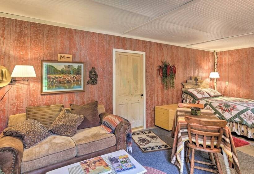 Historic Keystone Cabin Near Mount Rushmore!