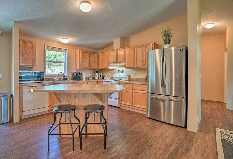 Lovely Detroit Home W/ Deck   Walk To Town!