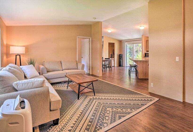 Lovely Detroit Home W/ Deck Walk To Town!