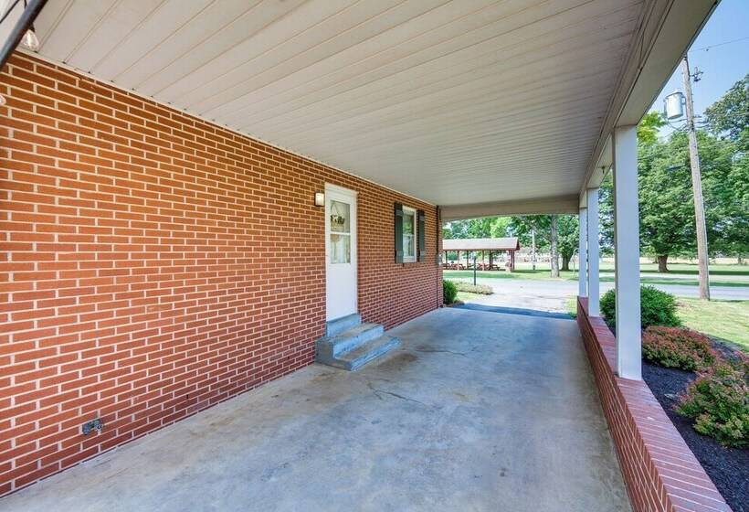 Marietta Home W/ Private Hot Tub, Pool Table!