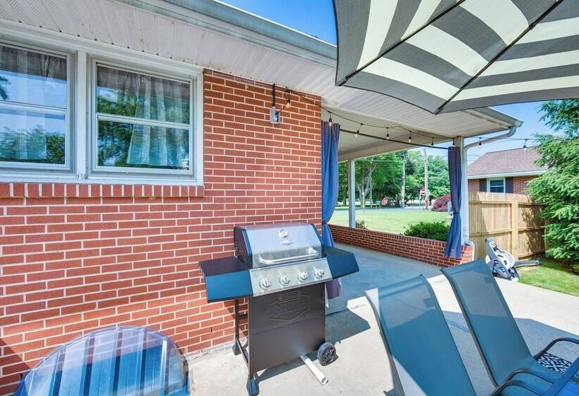 Marietta Home W/ Private Hot Tub, Pool Table!