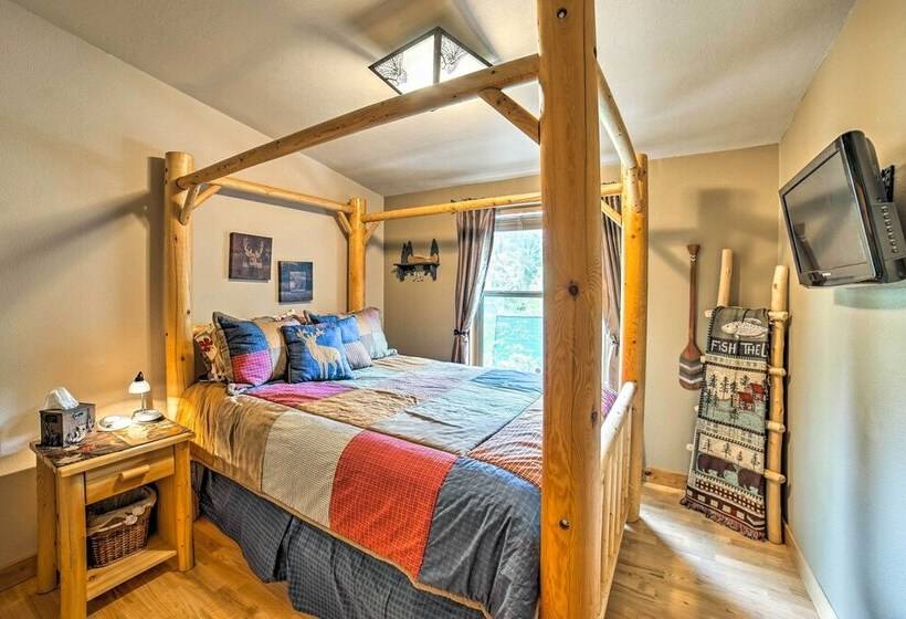 Moose Lodge  Cabin W/ Entertainment Gazebo!