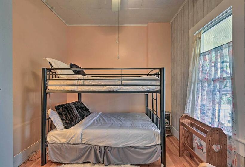 Mountain Memories:  Cozy Small Town Escape