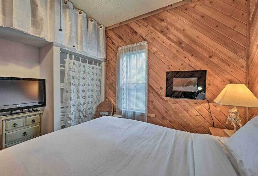 Mountain Memories:  Cozy Small Town Escape