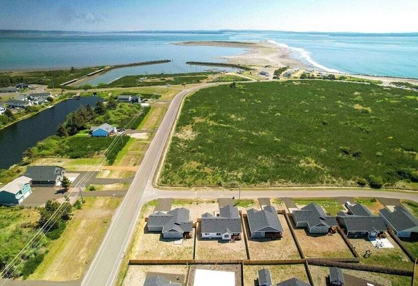 Ocean Shores Home W/ Game Room   Walk To Beaches!