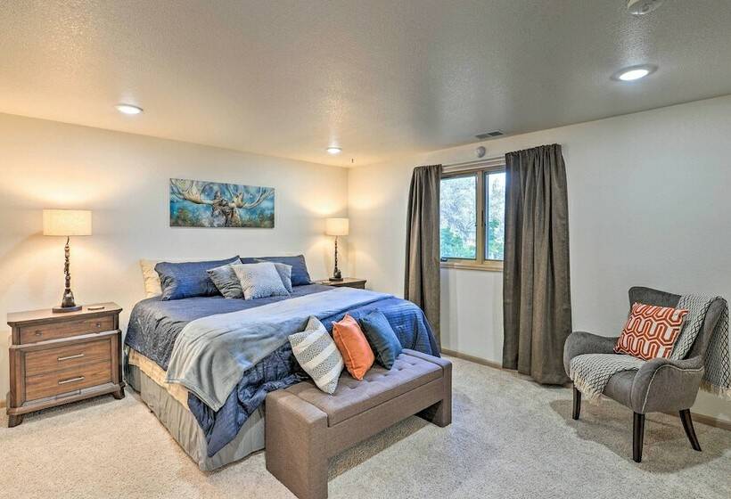 Outdoor Enthusiasts  Retreat W/ Hot Tub, Deck