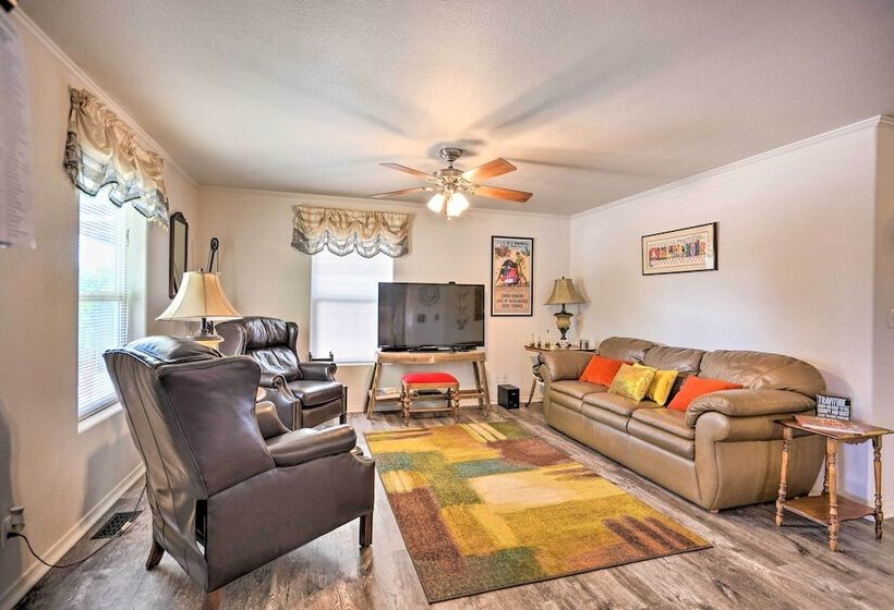 Peaceful Portales Escape W/ Patio & Grill!