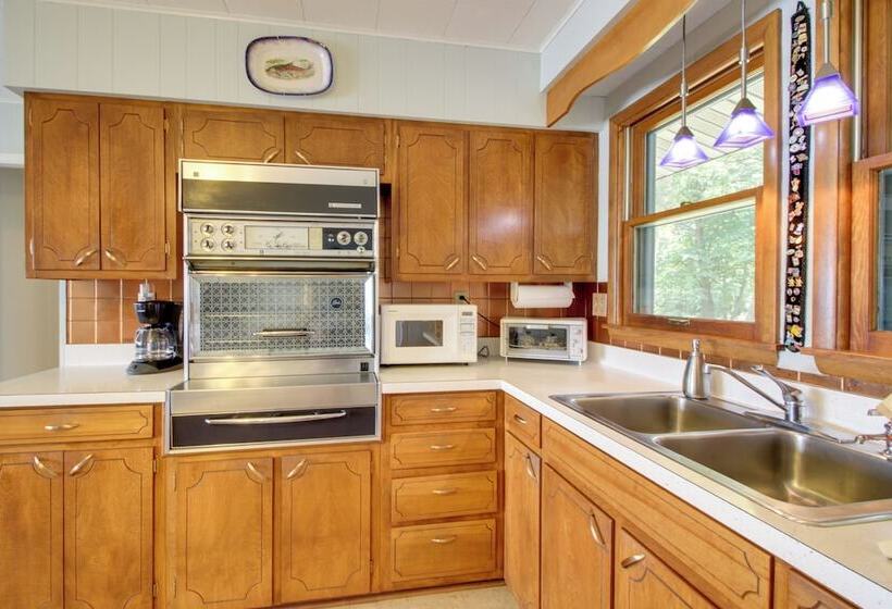 Pelican Lake Cabin: Private Beach + Scenic Sunsets