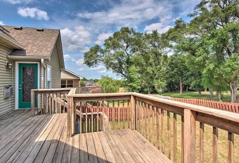 Pet Friendly Des Moines Home W/ Fenced Yard!