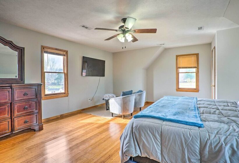 Richmond Area Home W/ Game Room & Patio!