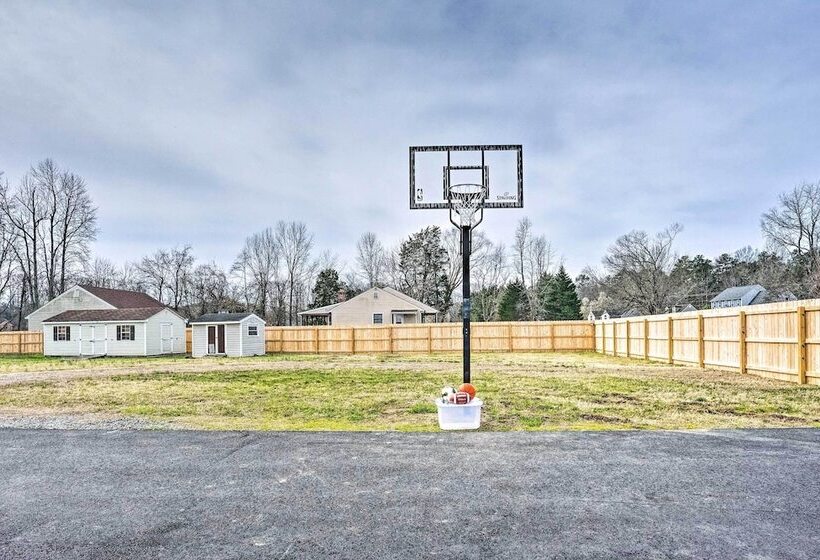 Richmond Area Home W/ Game Room & Patio!