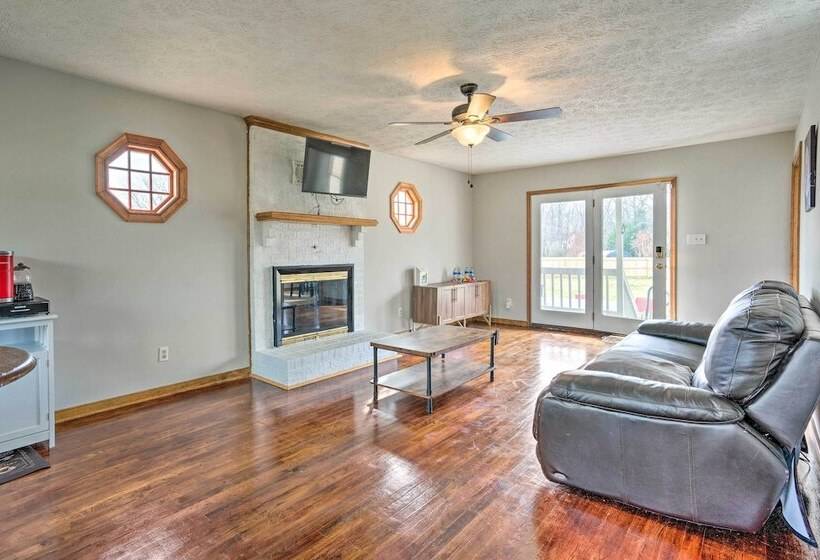 Richmond Area Home W/ Game Room & Patio!