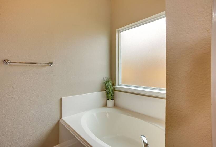 Pet Friendly Texas Retreat W/ Fenced In Yard!