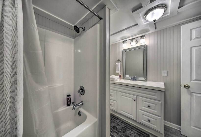 Pet Friendly Waterfront Hayesville Cottage!