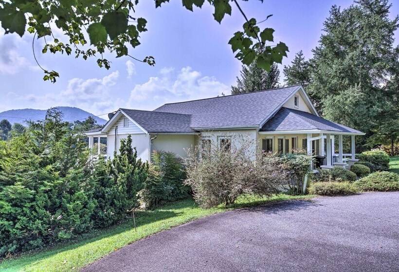 Pet Friendly Waterfront Hayesville Cottage!