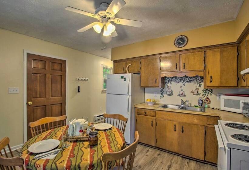 Quaint Hinton Hideaway   Hunt & Fish Nearby!